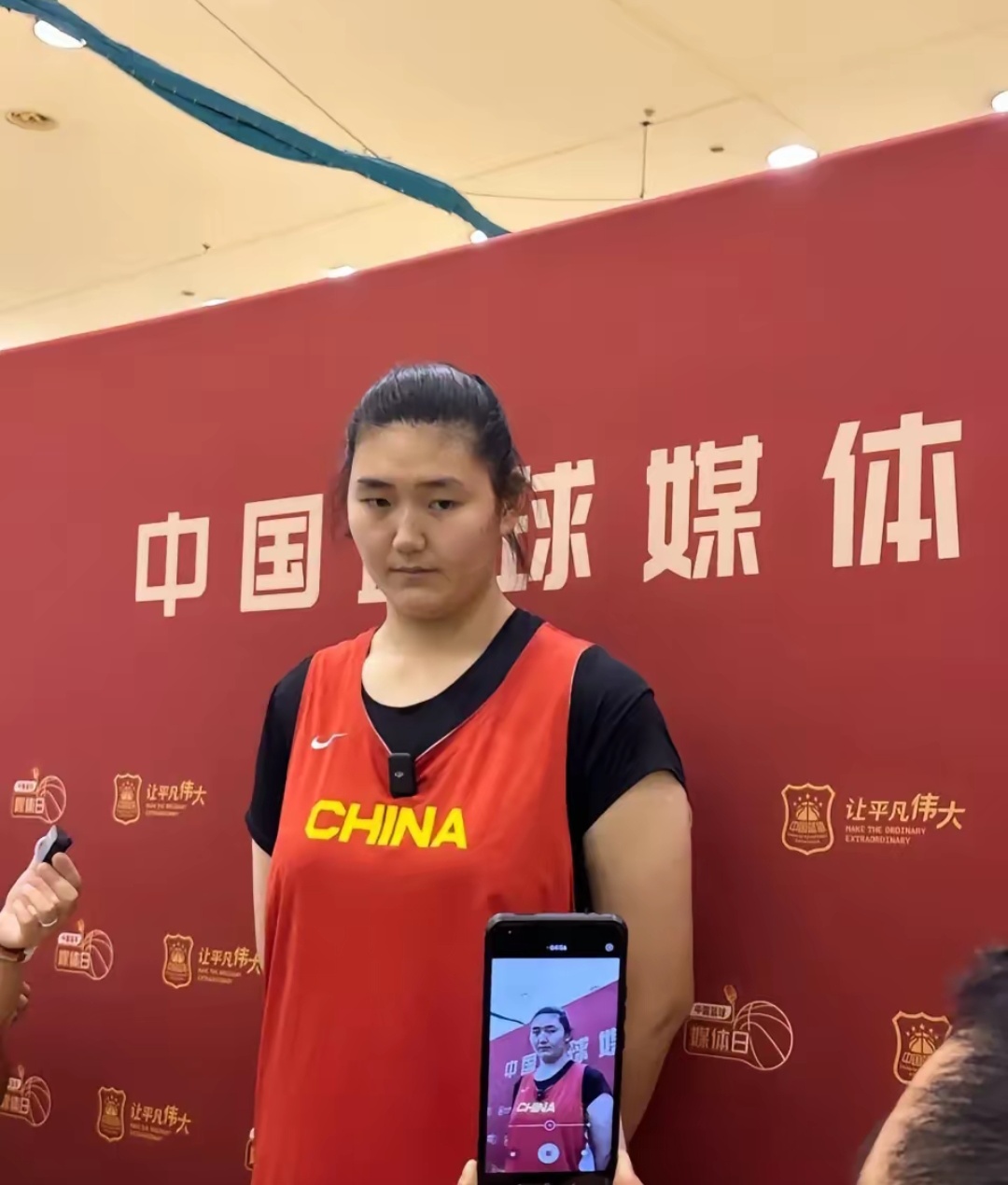 一名球员在比赛中获得最有价值球员称号(一名队员被对方球员犯规,但是仍然控制球并继续进攻)