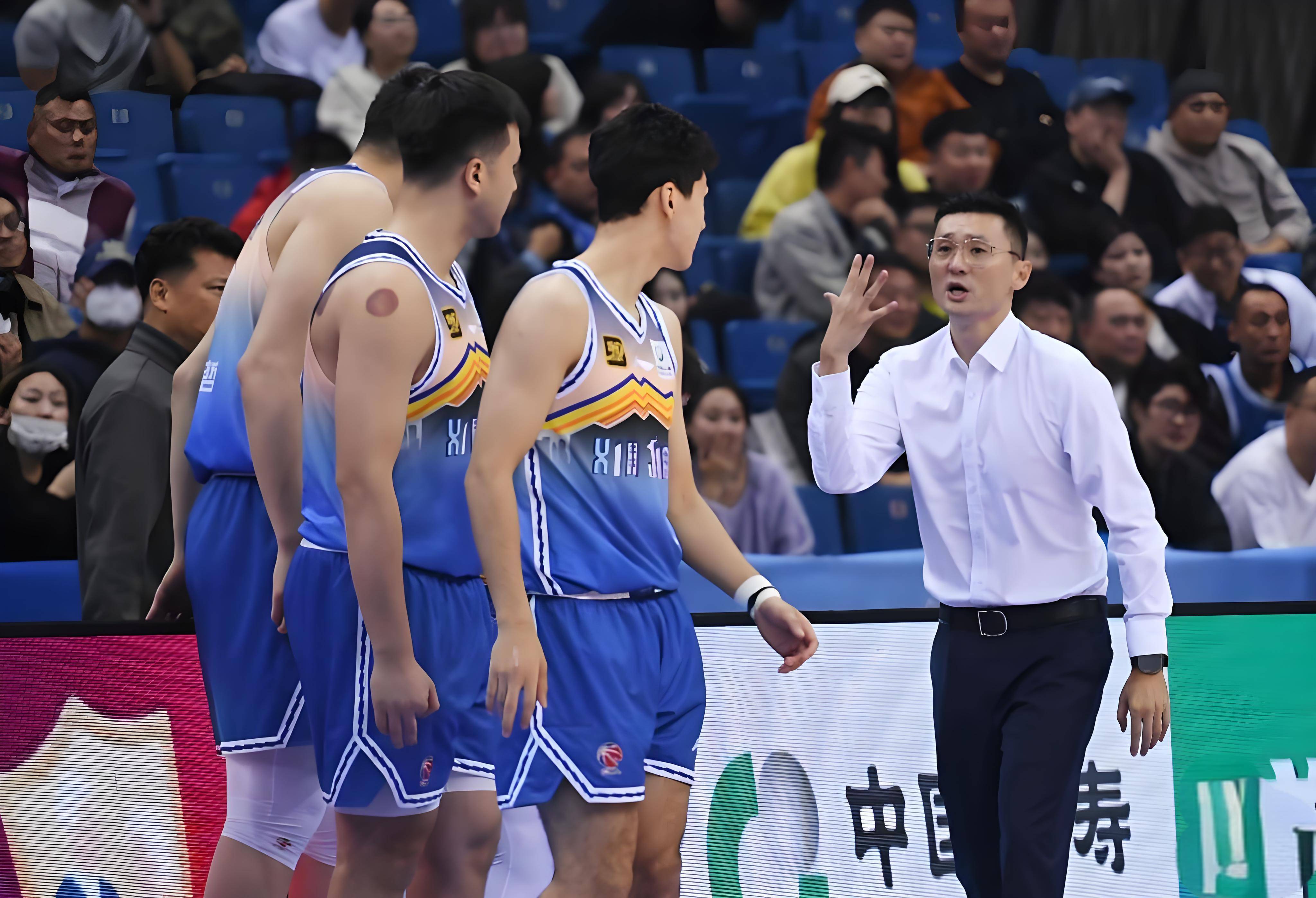 关于新疆男篮遭遇广州队，实力均衡充满对抗的信息