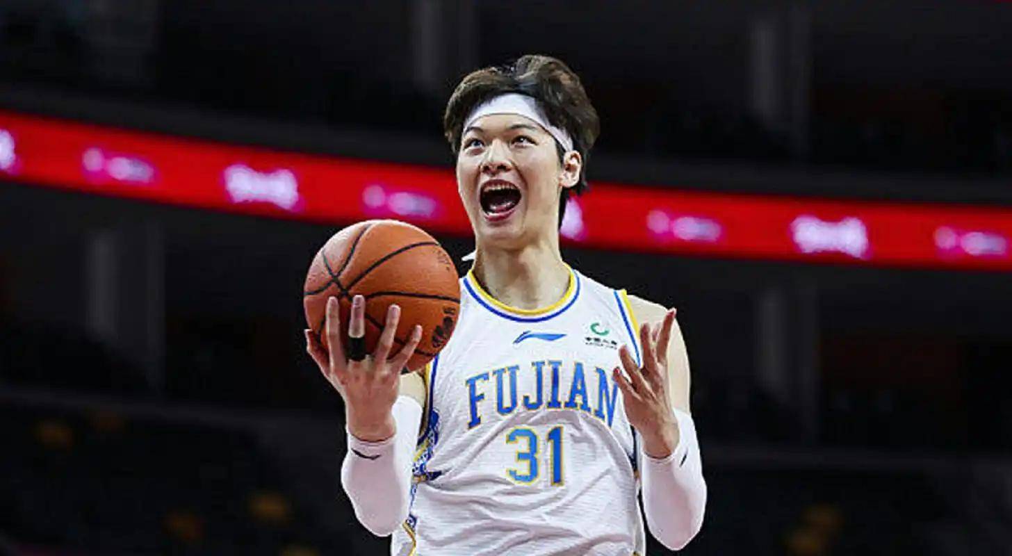 包含曝王哲林三年顶薪续约上海上赛季场均14.8分8篮板的词条